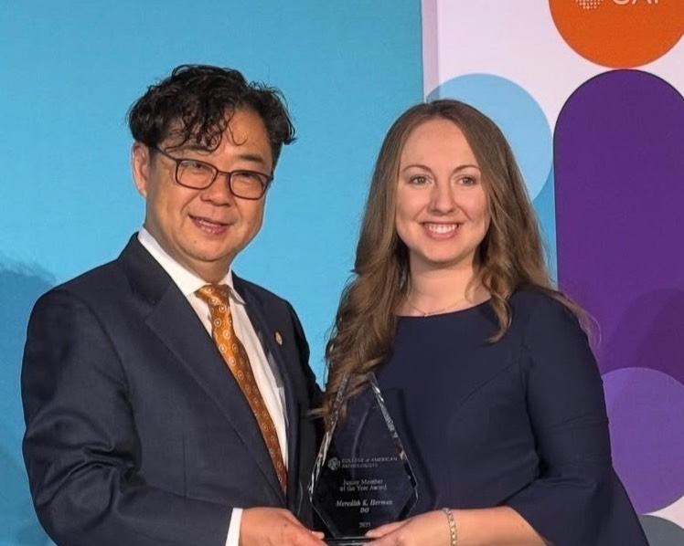 Meredith Herman accepting her 2025 CAP Resident of the Year Award